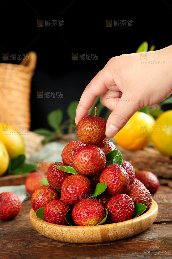 手拿一颗荔枝