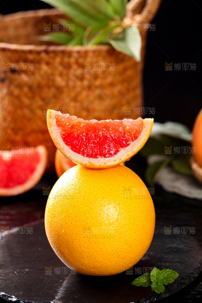 黑石板上放着切开的红心西柚