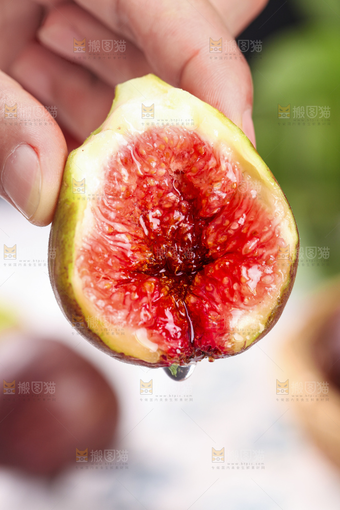 手拿掰开的无花果