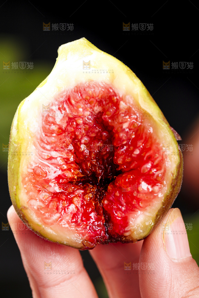 手拿剥皮的无花果