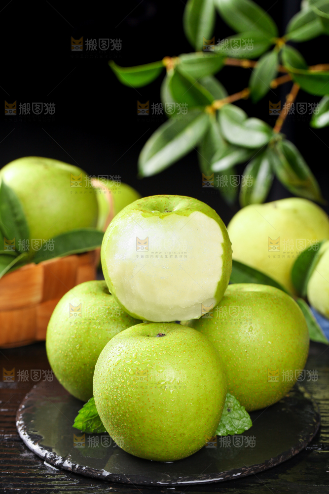 黑底上的青皮皇冠梨
