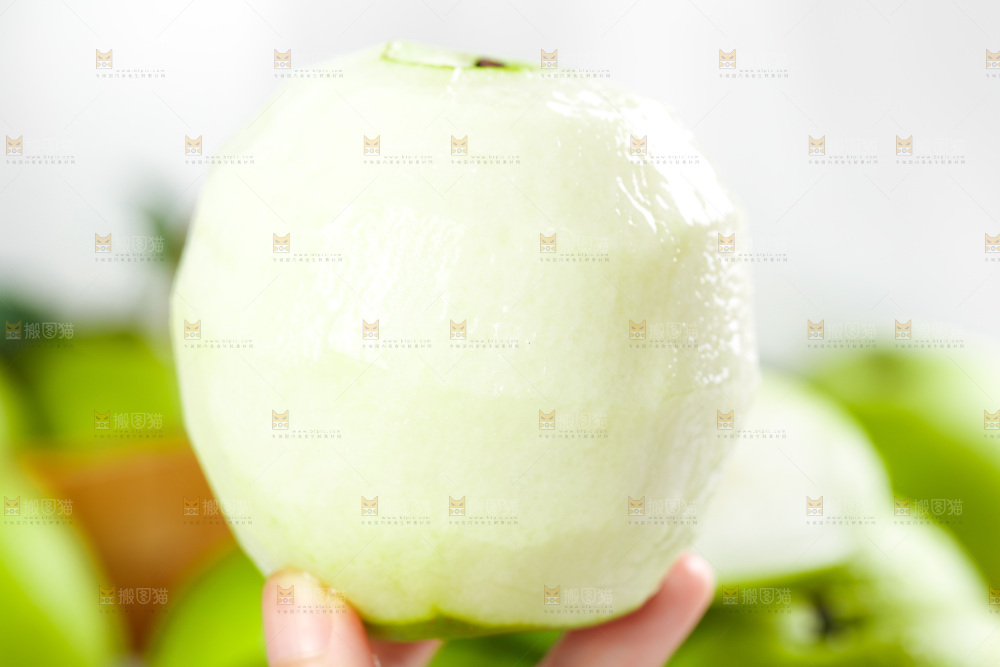 手拿削皮的翠冠梨