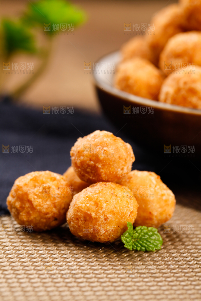 浅底上放着多味花生豆