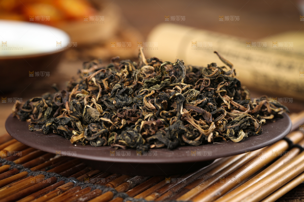 碟子里装着茶叶