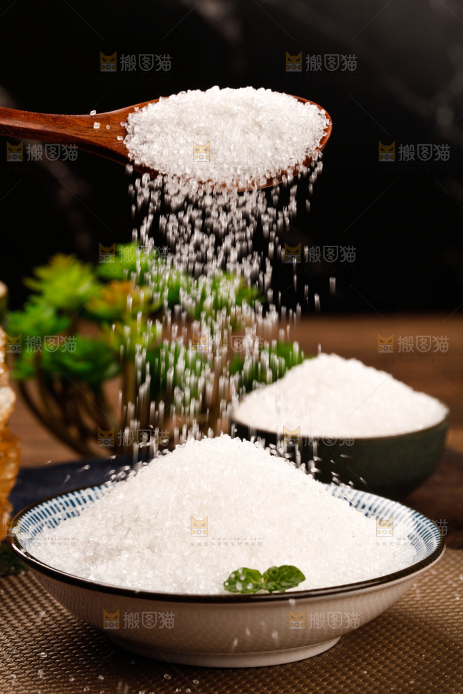 碟子里装着白砂糖