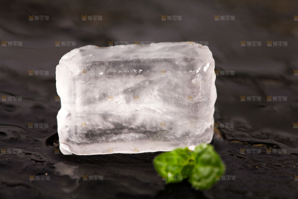 黑底上放着单晶冰糖