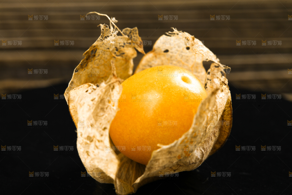 黑底上放着姑娘果