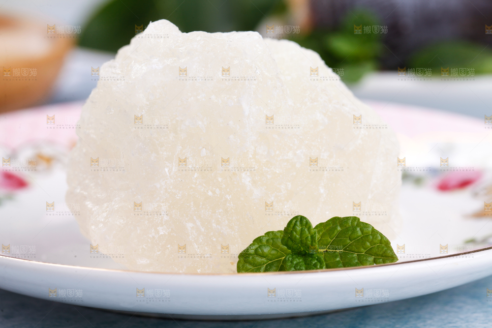 盘子里装着冰糖