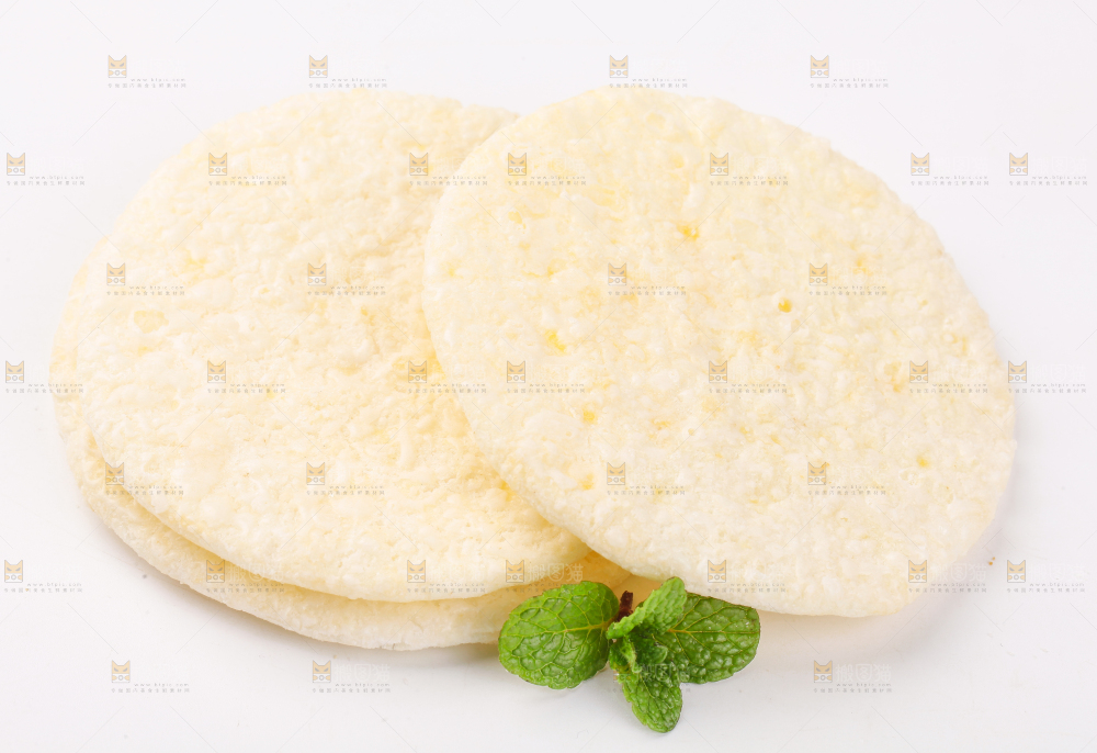 白底上放着米饼
