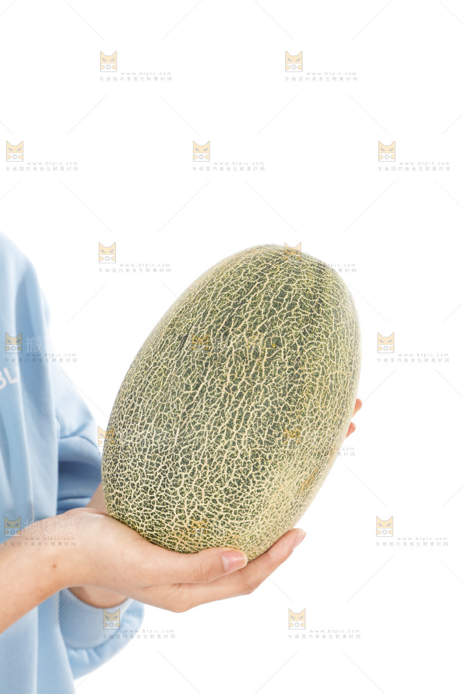 手里抱着哈蜜瓜