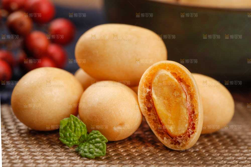 浅底上放着鱼皮花生