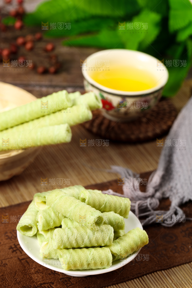 碟子里装着抹茶蛋卷