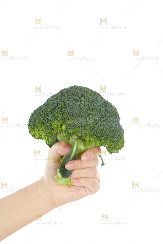 手里拿着西兰花