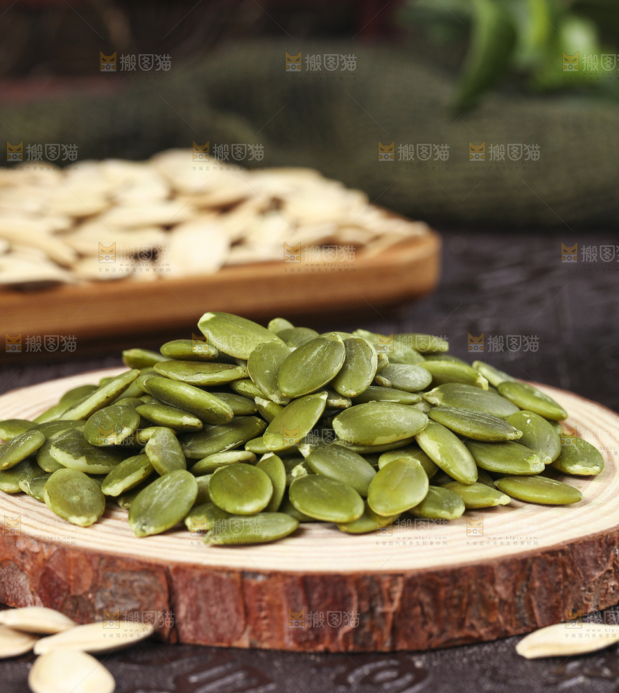 木板上放着南瓜子