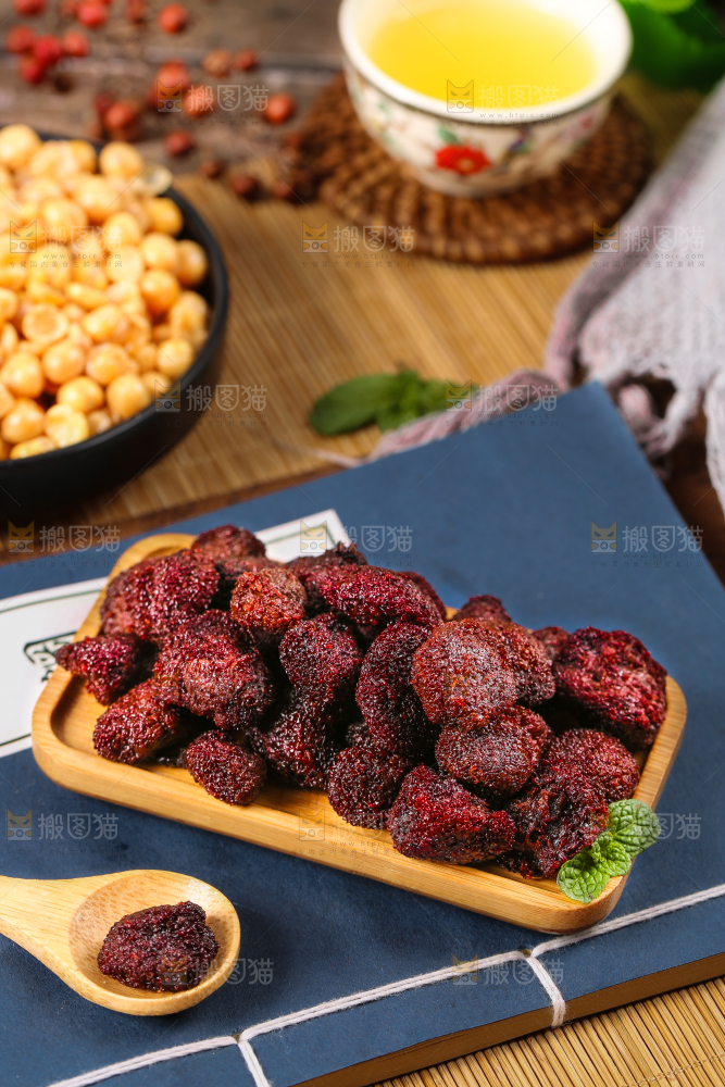 碟子里装着杨梅干