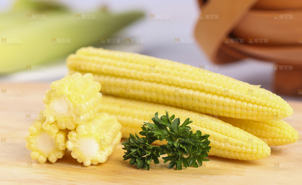木板上的迷你玉米棒