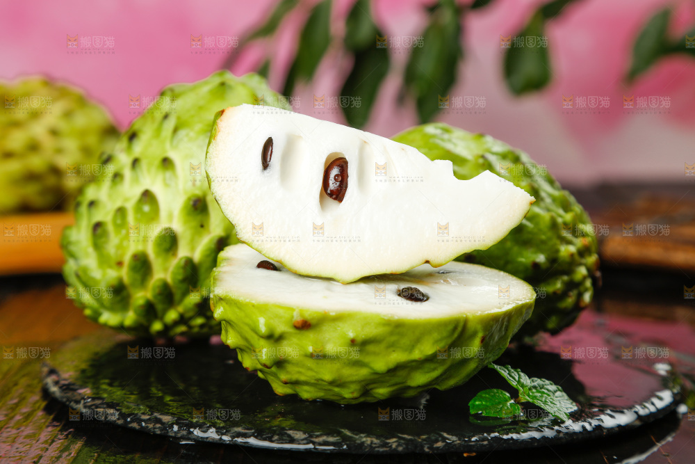 深底上摆放着释迦果