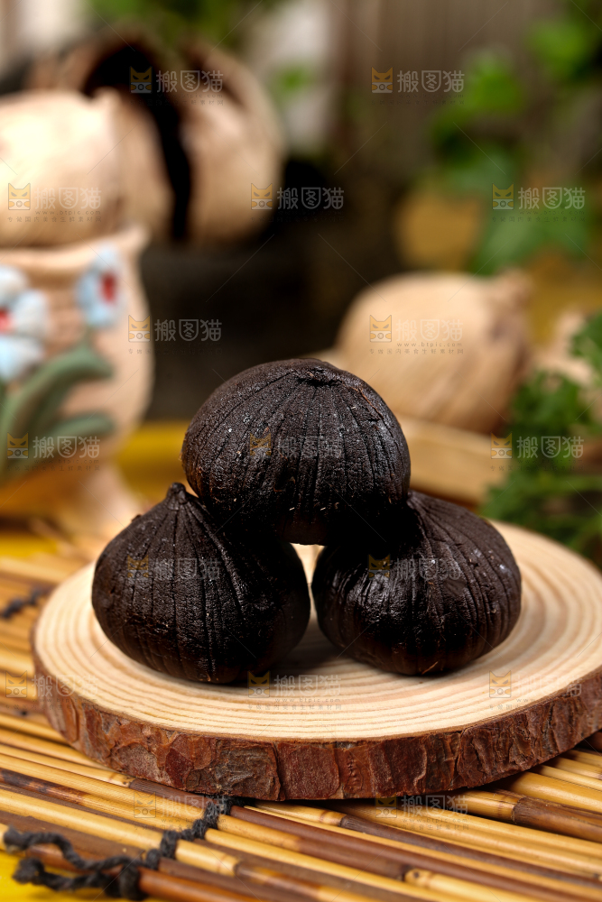 木板上的山东黑蒜头