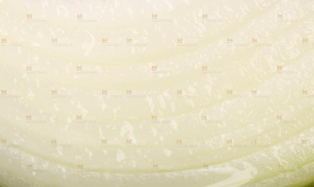 深底上放着黄皮洋葱