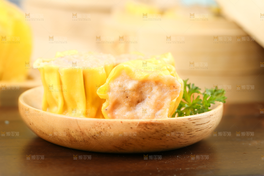 盘子里装着猪肉烧麦