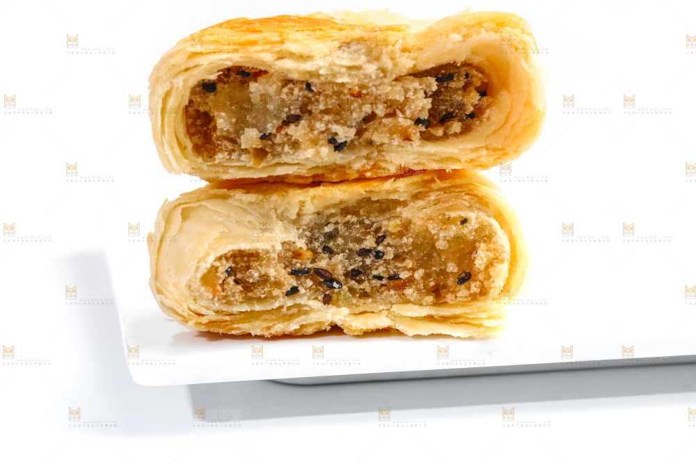 盘子里掰开的月饼