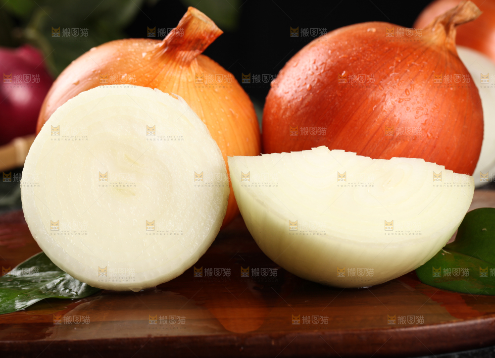 深底上放着黄皮洋葱