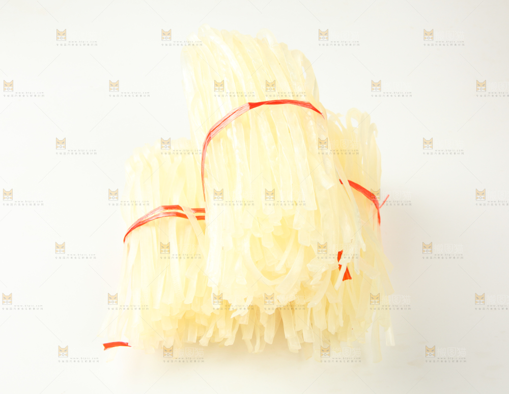 白底上的干河粉