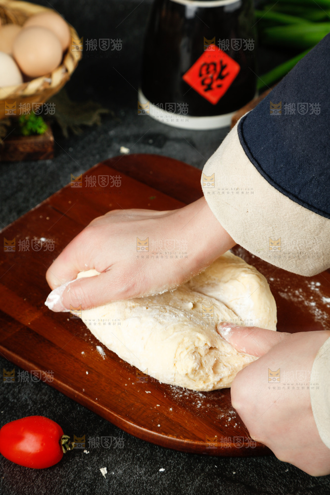 木底上手揉面团
