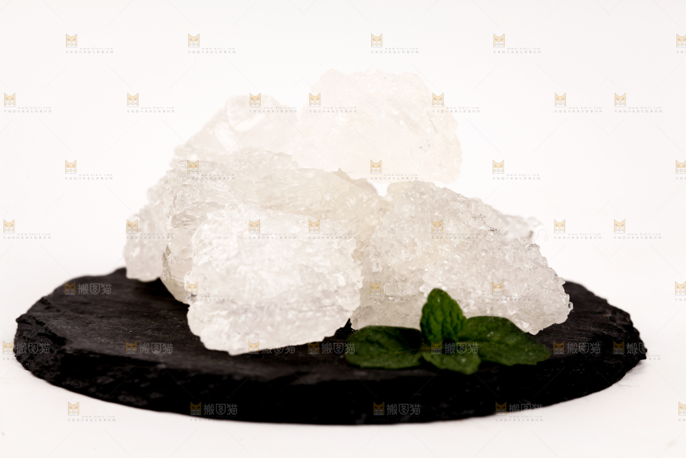 盘子里放着多晶冰糖