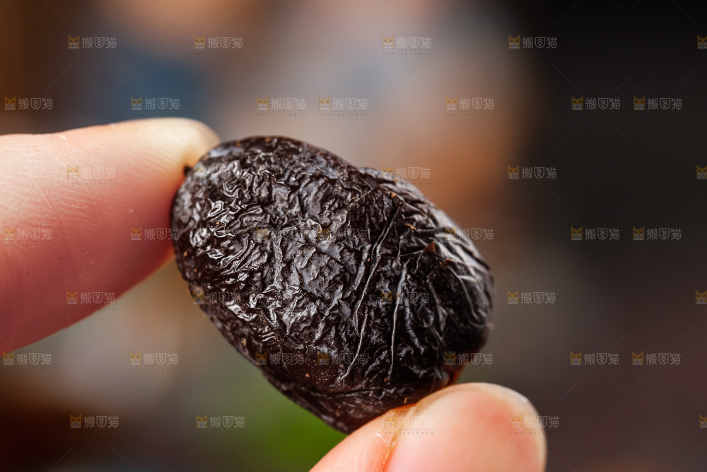 手拿黑枣