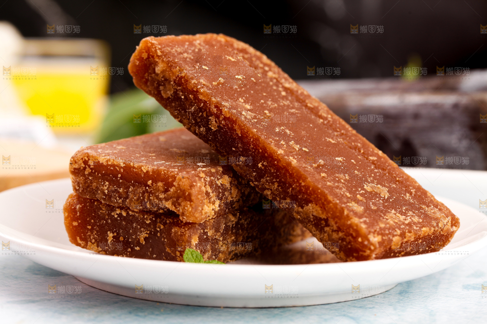 盘子里装着红糖块