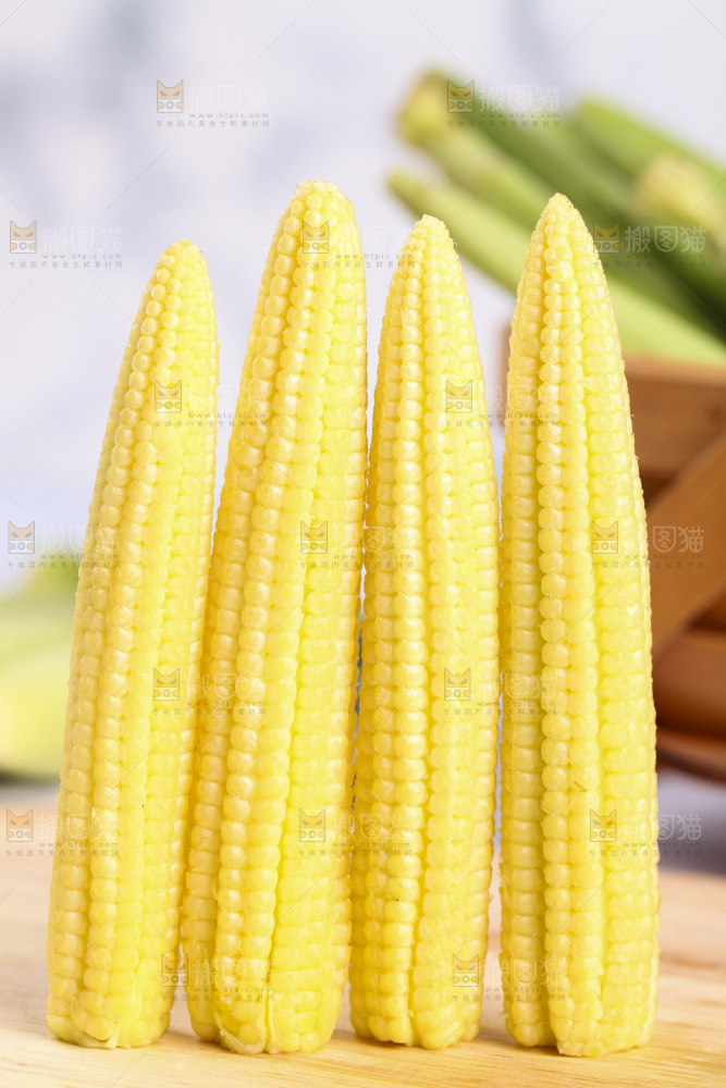 木板上的迷你玉米棒