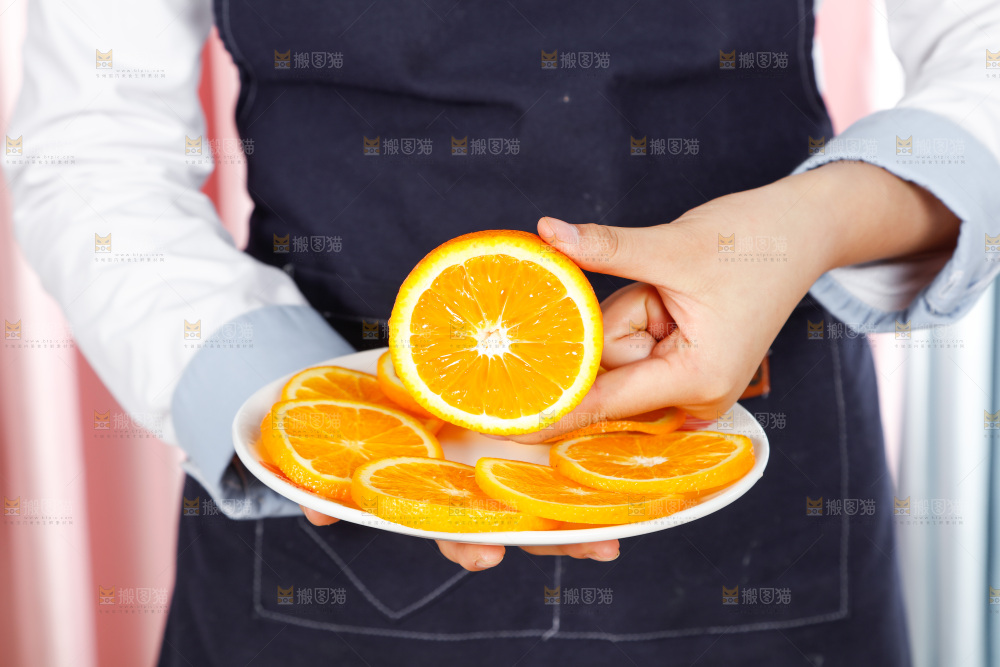 手里端着橙子