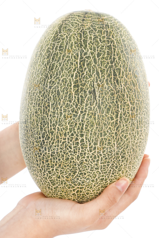 手里抱着哈蜜瓜