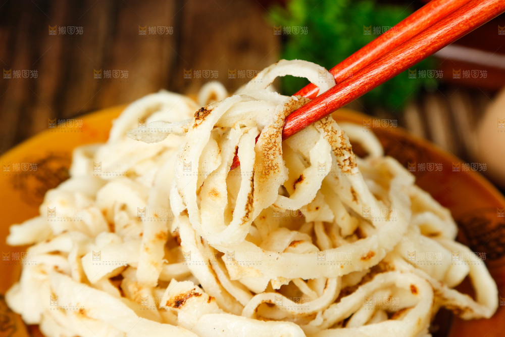 筷子夹着煎饼丝
