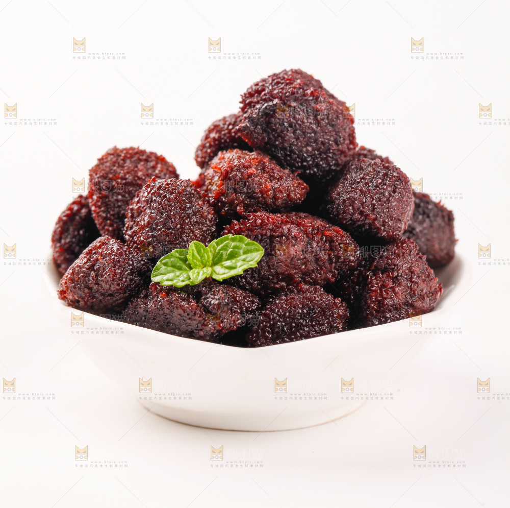 碟子里装着杨梅干