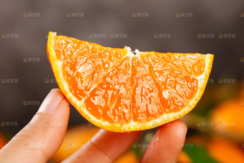 手里拿着橘子