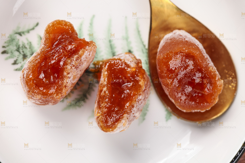 盘子里装着霜降柿饼