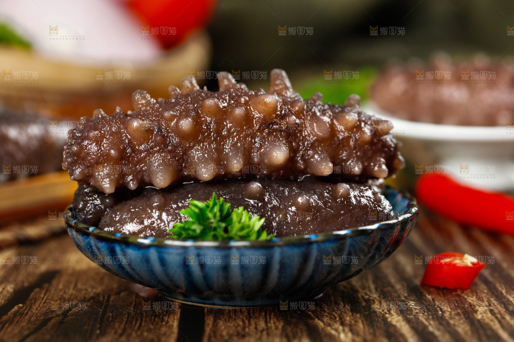 木底上放着一碗海参