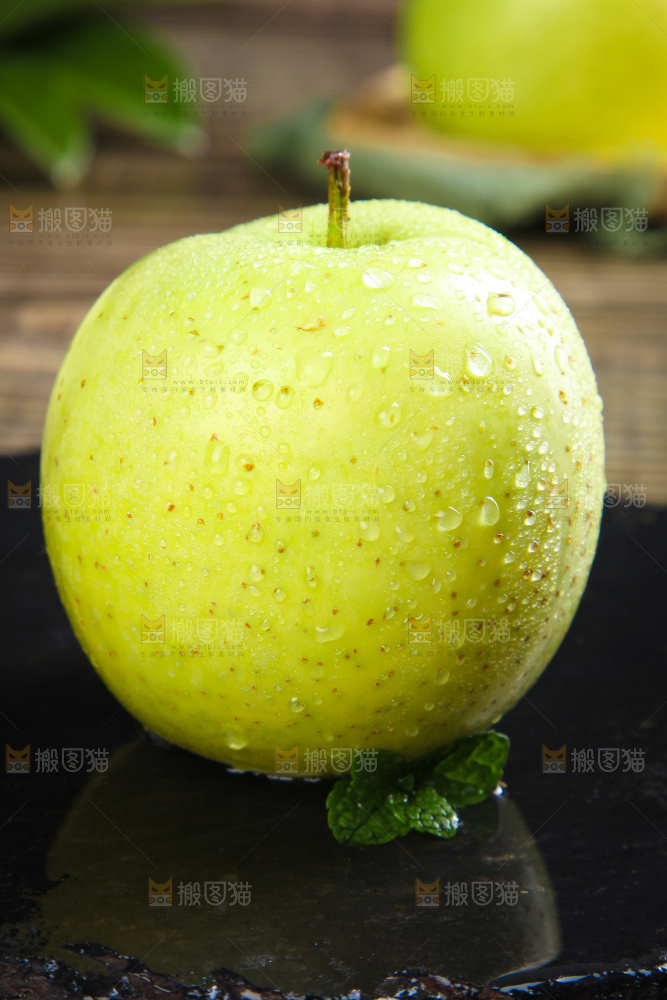 黑底上放着王林苹果