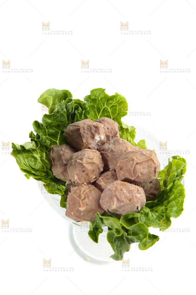 一杯潮汕牛肉丸放在白底上