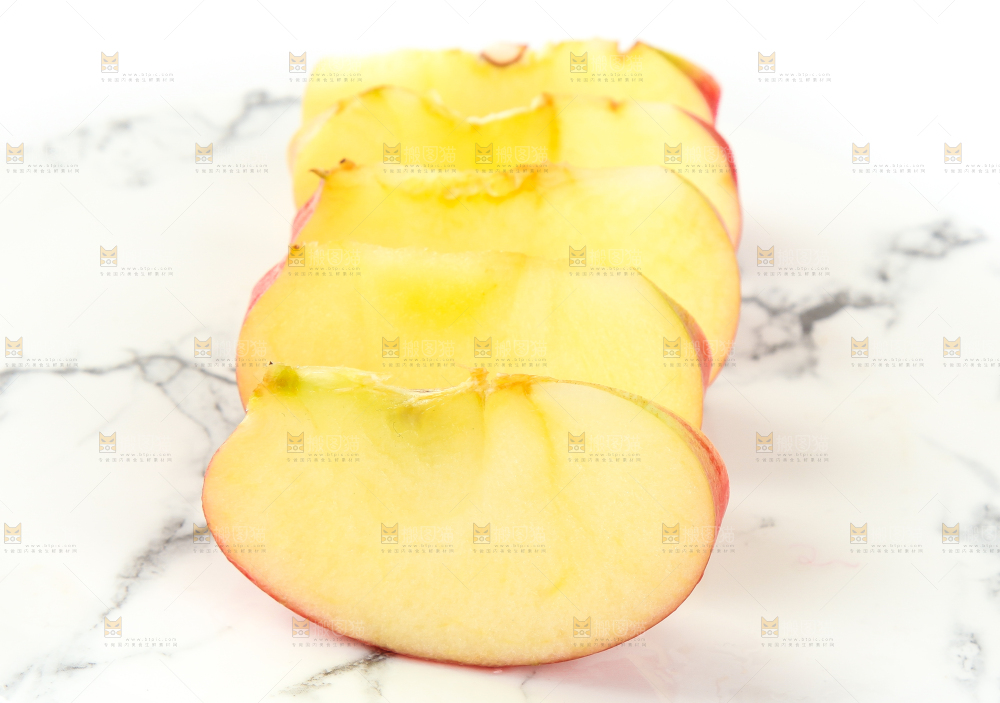 浅底上摆放着苹果