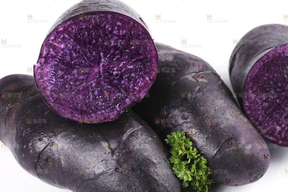 白底上摆放着紫色土豆