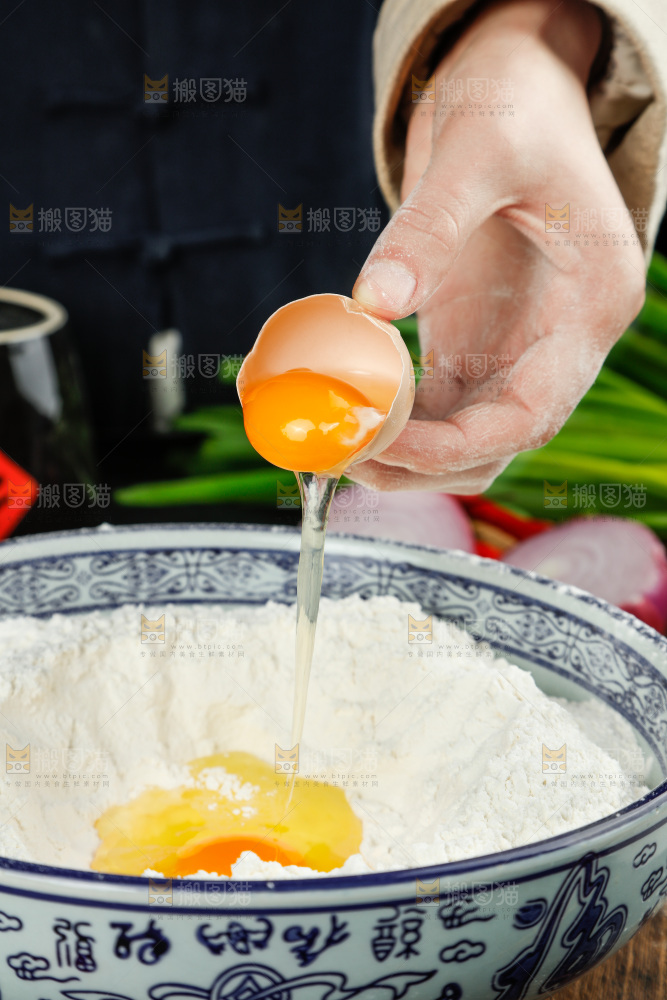 木底上放着一碗小麦面粉