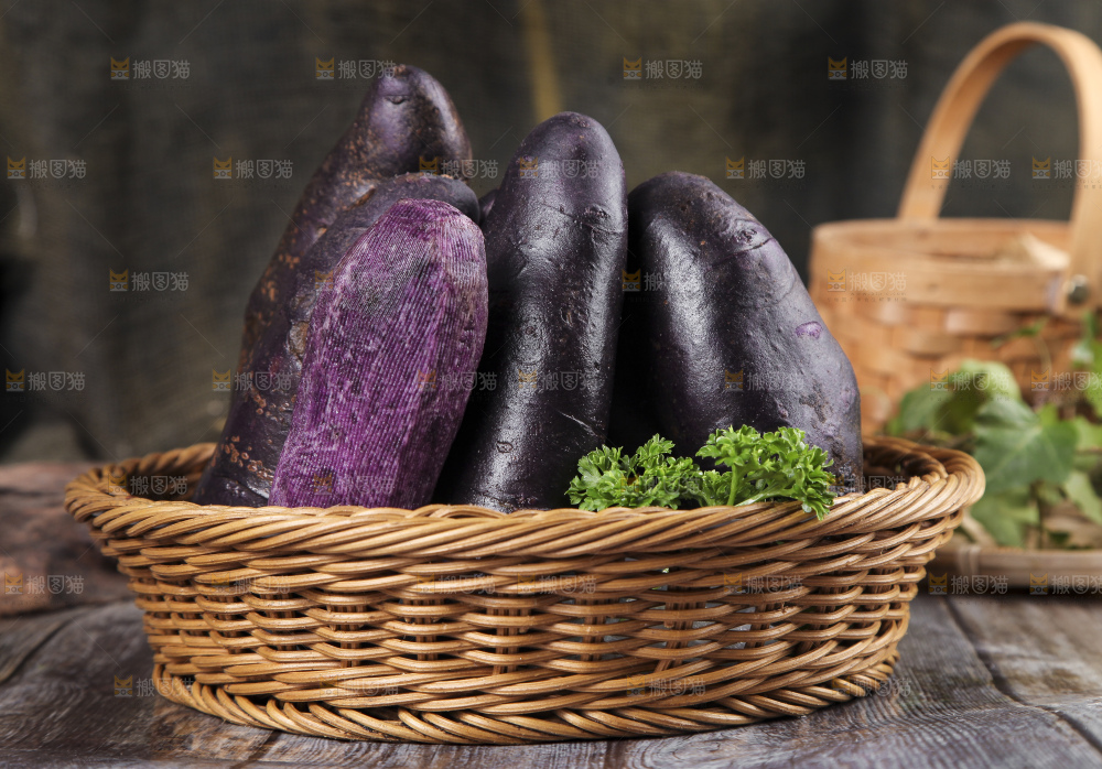 篮子里装着黑心紫皮土豆