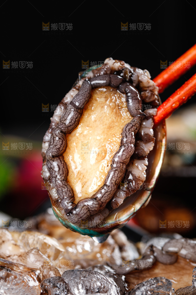 筷子夹着鲍鱼