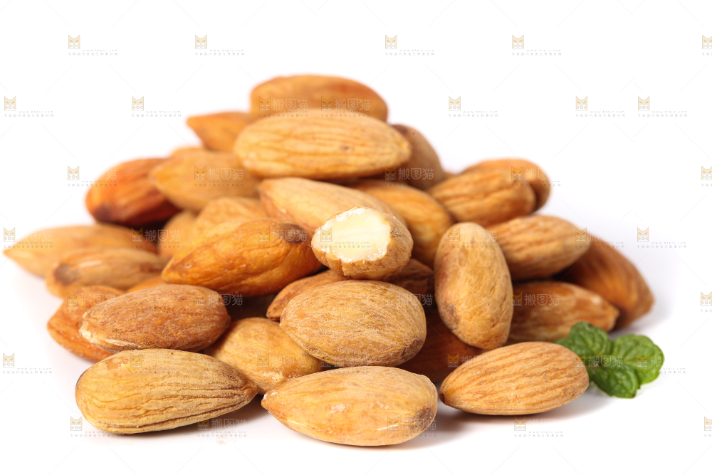 白底上放着一堆杏仁