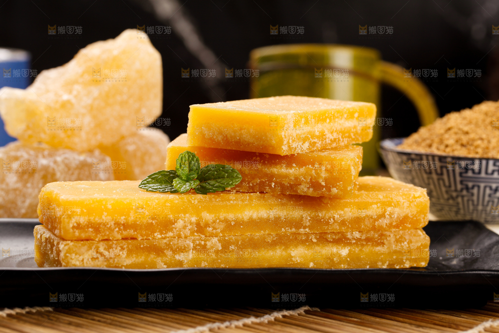 碟子里放着黄糖块