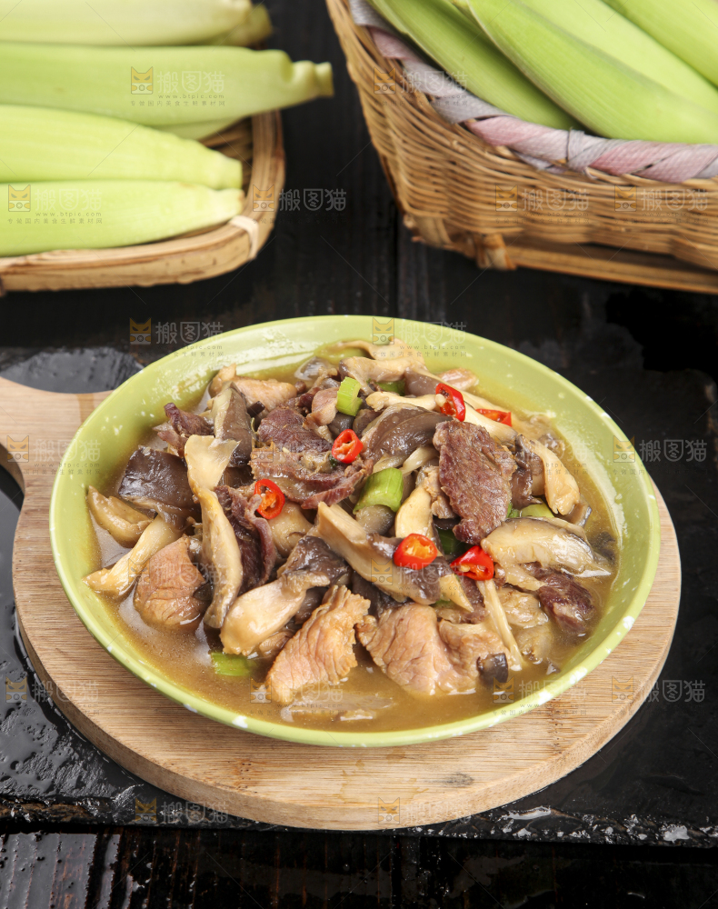 盘子里装着平菇炒肉