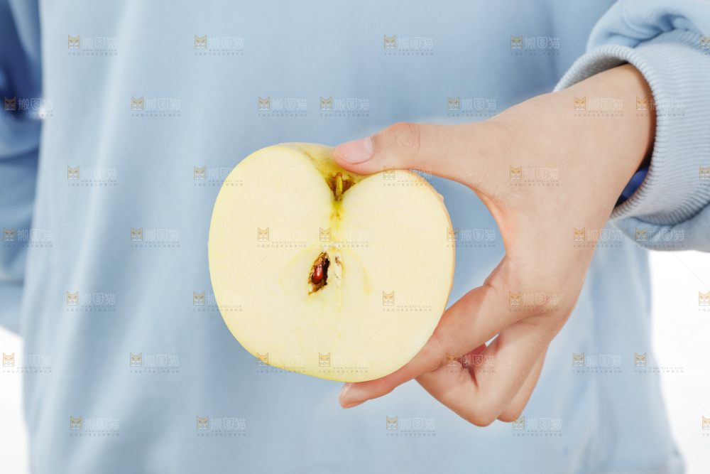 手里拿着牛奶苹果